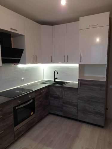 Установлены шкафы, закреплены фасады, смонтирована столешница, подключена варочная панель, установлена мойка с краном, подключены светильники, выровнены поверхности, настроены дверцы.