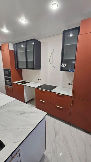 Прямой распил фальшпанели/фасада/полки Отверстие под мойку/варочную панель в HPL/искусственный камень Установка и подключение подстольной мойки