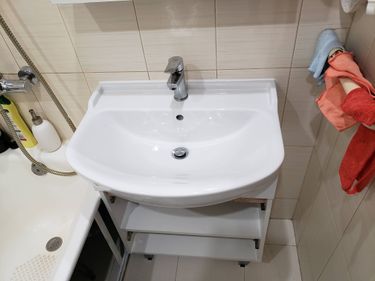 Установка подвесной раковины