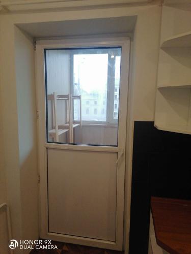 Изображена обновленная дверная коробка: устранены дефекты, укреплены петли, заменены поврежденные элементы, восстановлена целостность конструкции, обеспечена плавность закрывания.