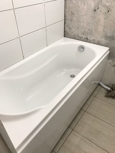 Установлена новая угловая ванна, подключены коммуникации, герметизация швов, выровнены стены, уложена плитка, обеспечена надежная фиксация, проверена система слива.