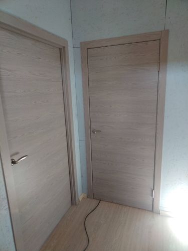 Установлена новая створка, закреплены петли, врезаны ручки, отрегулирована фурнитура, проверена плавность хода, проведена финальная проверка на соответствие стандартам.