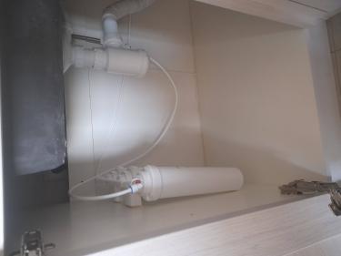 Установка проточного фильтра под мойку