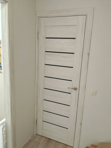 Установлена складная конструкция, закреплены направляющие, отрегулированы петли, проверена плавность движения, обеспечена надежная фиксация, выполнена чистовая отделка проема.