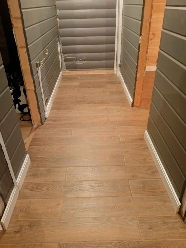 Уложено новое покрытие, выровнена поверхность, установлены плинтусы, проведена тщательная подгонка панелей, обеспечено плотное прилегание, обновлен интерьер помещения.