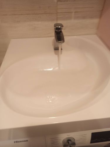 Установлен новый кран на раковину, подключены водопроводные трубы, проверена герметичность соединений, обеспечен стабильный поток воды, завершена проверка функциональности.