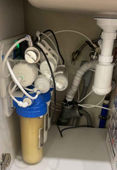 Заменены картриджи в системе очистки воды под раковиной. Установлены новые фильтрующие элементы, проверена герметичность соединений, обеспечена надежная работа оборудования.