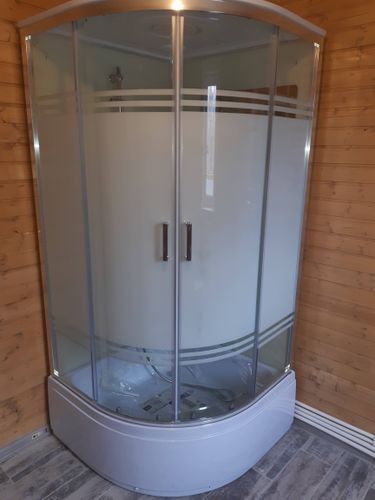 Установлена современная душевая конструкция с гидромассажем: подключены водопроводные и электрические коммуникации, закреплены панели, проверена герметичность, произведен тест функций.