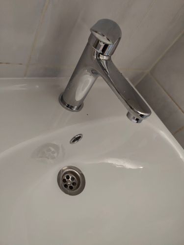 Установлен новый кран, демонтирован старый. Проверена герметичность соединений, устранены протечки. Обновлён внешний вид, улучшена функциональность сантехники.