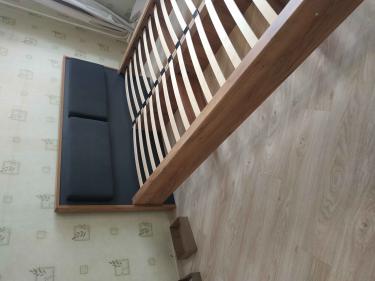 Каркас собран, ламели установлены, изголовье прикреплено, все элементы надежно закреплены, конструкция выровнена, проверена на устойчивость, завершена сборка.