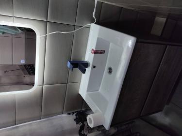 Установлен новый кран на раковину в ванной комнате. Проведены работы по демонтажу старого оборудования и монтажу современного устройства. Проверена герметичность соединений.