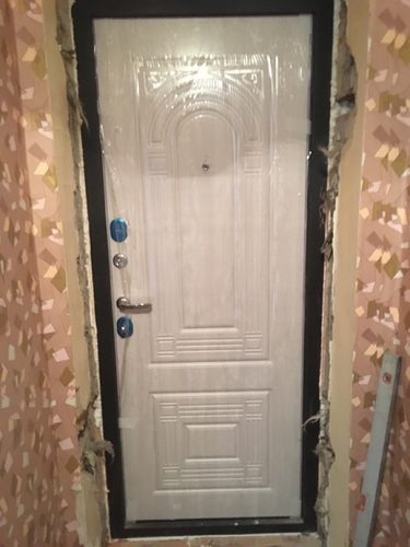 Установлена металлическая дверь: закреплена рама, навешено полотно, врезаны замки, отрегулированы петли, выполнена герметизация швов, проверена функциональность конструкции.