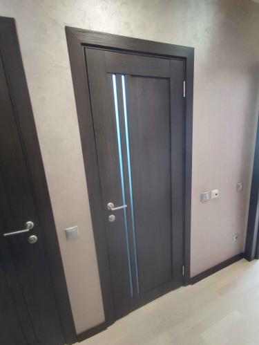 Установлена новая межкомнатная дверь с современными ручками и петлями. Проведена регулировка для плавного закрывания. Обновлён дверной проём, обеспечена надёжная фиксация.