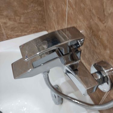 Установлен новый хромированный смеситель в ванной комнате. Подключены все необходимые коммуникации, проверена герметичность соединений, обеспечена надежная фиксация устройства на стене.