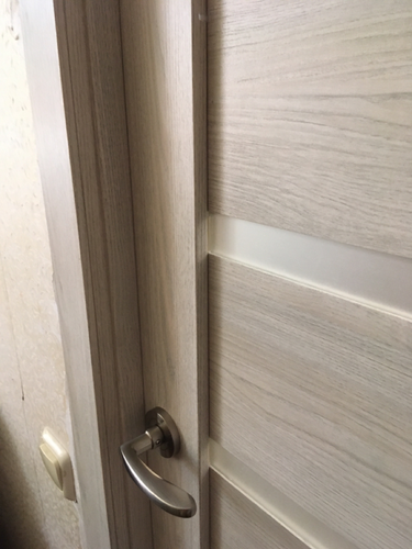 Установлены новые доборы на входную конструкцию, обеспечивающие эстетичное завершение проема. Все элементы подогнаны точно, создавая гармоничный вид и улучшая звукоизоляцию.