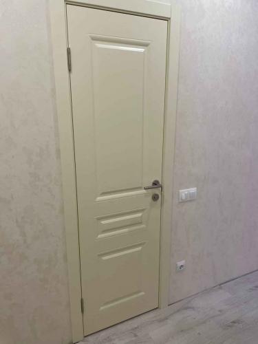 Установлены новые доборы на межкомнатную дверь, обеспечивая аккуратный и завершённый вид. Все элементы тщательно подогнаны, создавая гармоничное сочетание с интерьером.