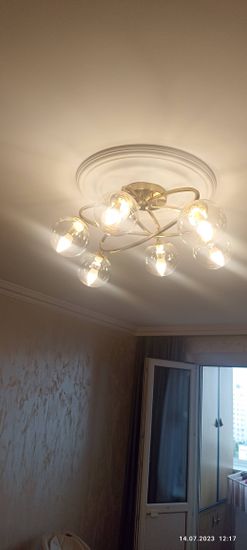 Установлено новое осветительное устройство на потолке, подключены провода, закреплена конструкция, проверена работоспособность. Обновлённый элемент интерьера гармонично вписался в обстановку.