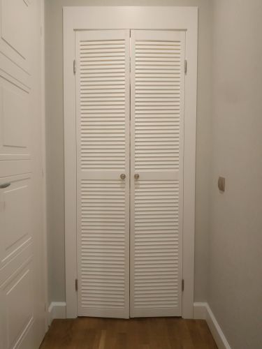 Установлены двустворчатые двери: закреплены петли, отрегулированы створки, добавлены ручки, проверена плавность открывания, завершена отделка проема, обеспечена надежная фиксация конструкции.