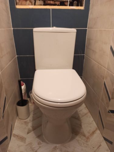 Унитаз установлен, закреплён на полу, подключён к водопроводу и канализации, проверена герметичность соединений, отрегулирован слив, заменены уплотнители, выполнена чистка поверхности.