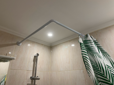 Изображение демонстрирует завершённую установку сливного трапа в полу под плитку. Работа включает монтаж системы отвода воды, герметизацию швов и укладку керамического покрытия.