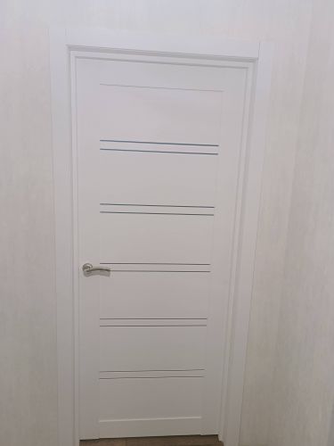 Выполнена установка замка в дверь. Подготовлено отверстие, закреплен механизм, проверена функциональность. Ручка и накладки установлены, обеспечена плавная работа.