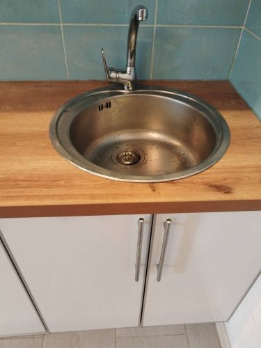 Установка столешницы ДСП Установка и подключение врезной мойки Установка и подключение смесителя