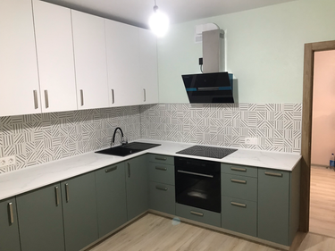 Выполнена установка гладкой поверхности из искусственного камня на кухне. Проведены работы по точной подгонке, закреплению и герметизации стыков для долговечности и эстетики.