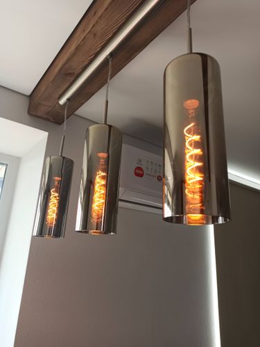 Люстра надежно закреплена на потолке, подключены провода, проверена работа освещения. Установлены декоративные элементы, обеспечена безопасность и эстетичный вид.