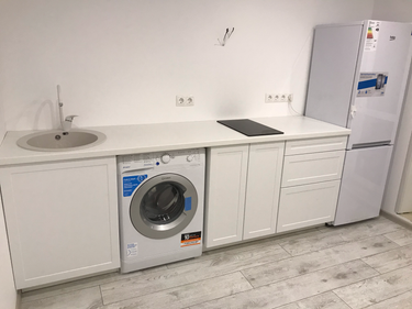 Установлены шкафы, смонтирована столешница, врезана мойка, подключены бытовые приборы, установлены фасады. Завершена сборка и монтаж кухонного гарнитура с учетом всех деталей.