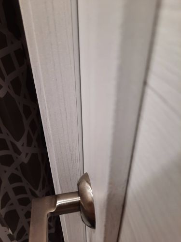 Установлена новая межкомнатная дверь: закреплены петли, врезан замок, ручка на месте. Полотно ровно встало в проем, обеспечивая плавное открытие и закрытие. Завершены отделочные работы.