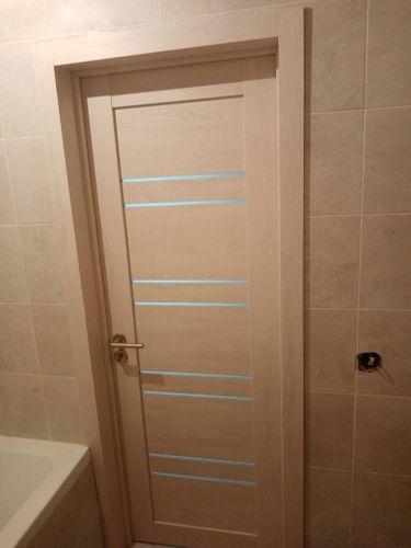 Установлен замок в деревянную дверь, выполнена аккуратная врезка, закреплена ручка, проверена функциональность механизма, обеспечено плавное закрытие и открытие, сохранена целостность покрытия.