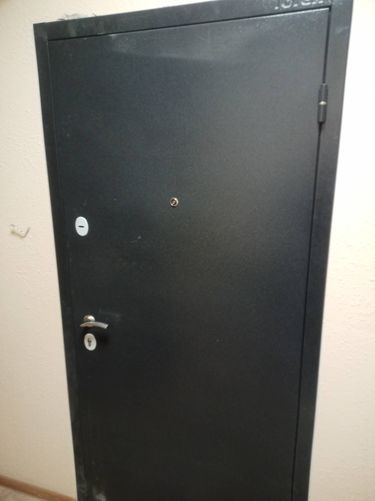 Установлена металлическая дверь: закреплены петли, врезан замок, вставлена ручка, отрегулировано полотно, проверена работоспособность, выполнена герметизация, обеспечена надежность конструкции.