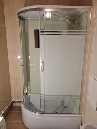 Удалена старая ванна, установлена новая душевая кабина. Выполнен демонтаж сантехники, произведена подготовка поверхности, подключены коммуникации, проверена герметичность соединений.