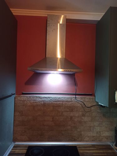 Установлено оборудование для очистки воздуха на кухне. Проведены работы по монтажу, подключению к электросети и проверке функциональности. Завершена интеграция в интерьер.