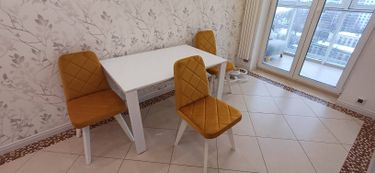 Собраны стулья: каркас соединён, спинки закреплены, сиденья установлены. Все элементы надежно зафиксированы, обеспечивая устойчивость и комфорт. Готово к использованию.