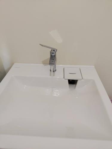 Установка отдельностоящей стиральной машины с подключением