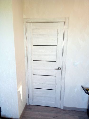 Установлена новая створка, закреплён короб, врезаны петли, смонтирована ручка, выполнена регулировка для плавного закрывания, проведена финишная отделка проёма.