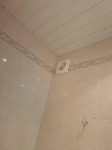 Выполнен монтаж вентиляционного устройства на стене ванной комнаты. Устройство закреплено в углу, обеспечивая эффективное удаление влаги и улучшение циркуляции воздуха.