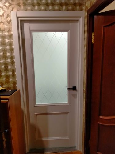 Установлена новая дверь с матовым стеклом, аккуратно закреплена в проеме, добавлены петли и ручка. Обрамление выполнено, обеспечена плавность закрытия.
