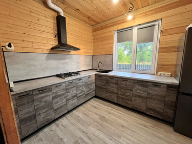 Установлено устройство для переработки остатков пищи под раковиной, подключено к водопроводу и электричеству, проверена работоспособность, обеспечена герметичность соединений.