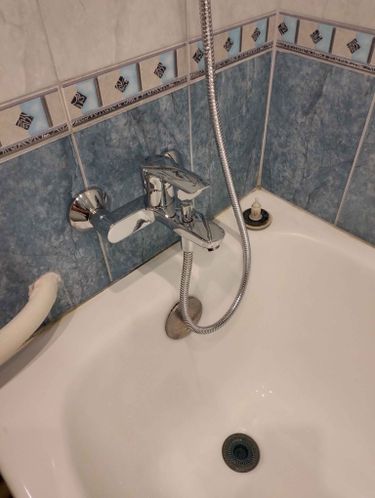 Установлено новое оборудование в ванной комнате. Проведена замена старого устройства, подключены все необходимые элементы, проверена герметичность соединений, обеспечена функциональность.