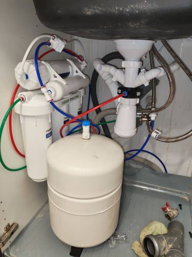 Установка светодиодной ленты для подсветки рабочей зоны