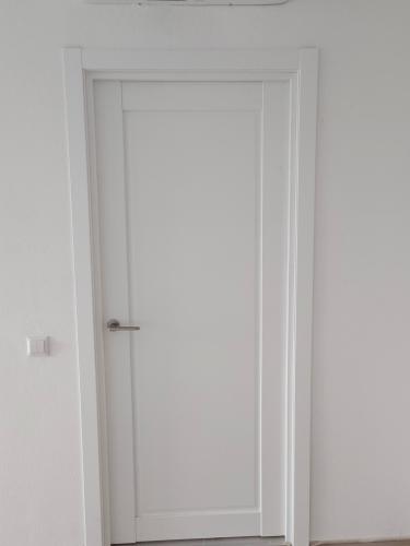 Установлена новая деревянная дверь: закреплена рама, навешено полотно, врезаны петли и ручка, отрегулированы замки, выполнена отделка откосов, обеспечена плавная работа конструкции.