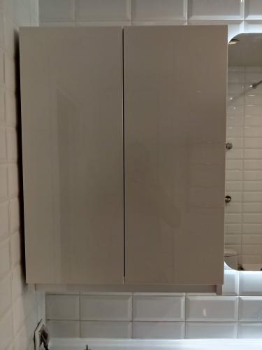 Изображение демонстрирует завершенные работы по установке новой фурнитуры на пластиковом окне, обеспечивающей функцию откидывания. Обновленные механизмы позволяют окну открываться для проветривания.