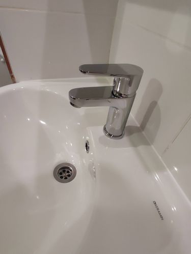 Заменена деталь в смесителе, обеспечивающая плавное открытие и закрытие воды. Обновленный механизм гарантирует надежную работу и предотвращает протечки, улучшая функциональность устройства.