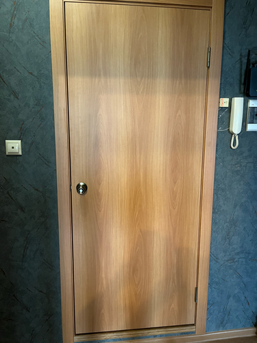 Установлена новая деревянная створка с петлями, ручкой и замком. Проведено выравнивание коробки, закрепление наличников, проверка плавности открывания и закрывания. Завершено оформление проема.