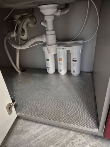 Установка проточного фильтра под мойку