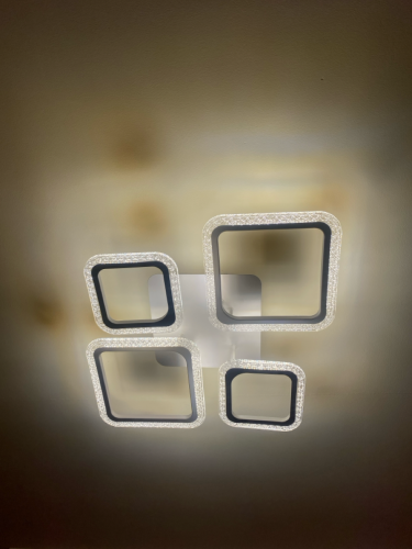 Установлено осветительное устройство на натяжной потолок. Закреплено крепление, подключены провода, проверена работа. Светильник надежно зафиксирован, функционирует корректно.