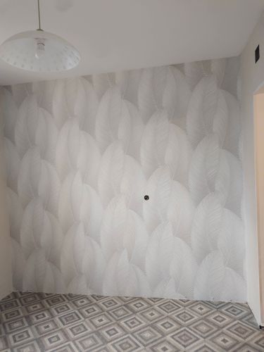 Изображение демонстрирует завершенный процесс удаления настенного покрытия, оставивший поверхность чистой и готовой для дальнейших работ. Полностью сняты старые материалы, обеспечив ровное основание.