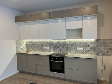 Розетки перемещены на новую стену, подключены к электросети, установлены на уровне фартука кухни. Провода скрыты, обеспечена безопасность и удобство использования.